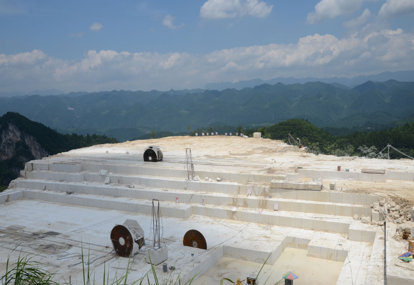安琪米黄大理石矿山