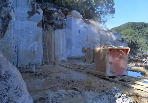 绳锯机开采花岗岩石材工作现场