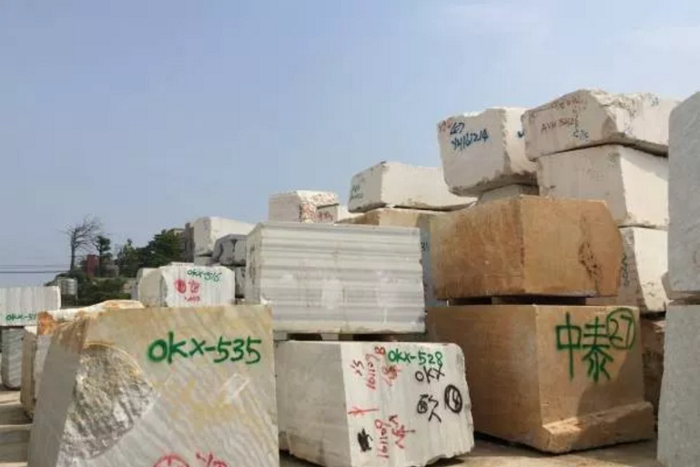 石材集散市场，堆积成山的荒料