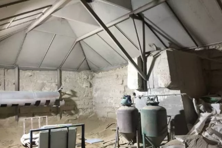 喷砂车间，金刚砂经过高压射枪喷在石材表面，形成细腻的质感